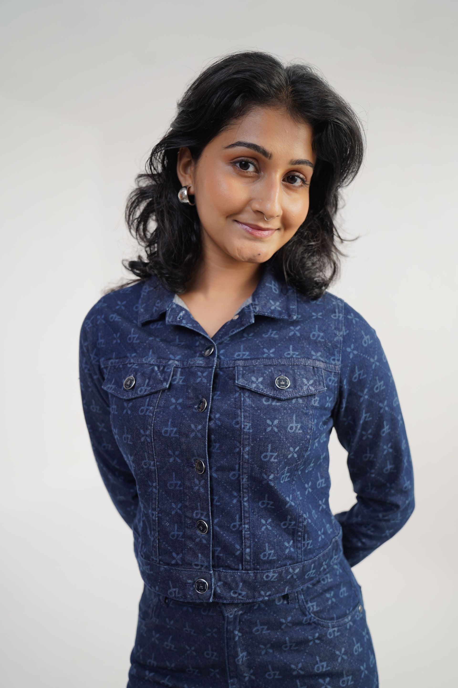 Dark blue cropped jacket in stretchable cotton fabric from India with DenZ laser print, front buttons and chest flap pockets